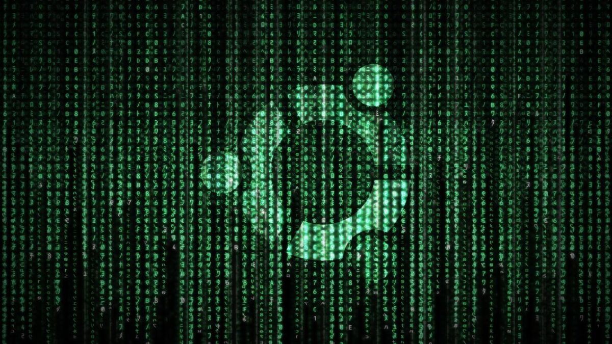 Экран с зелеными зелеными символами и логотипом Linux