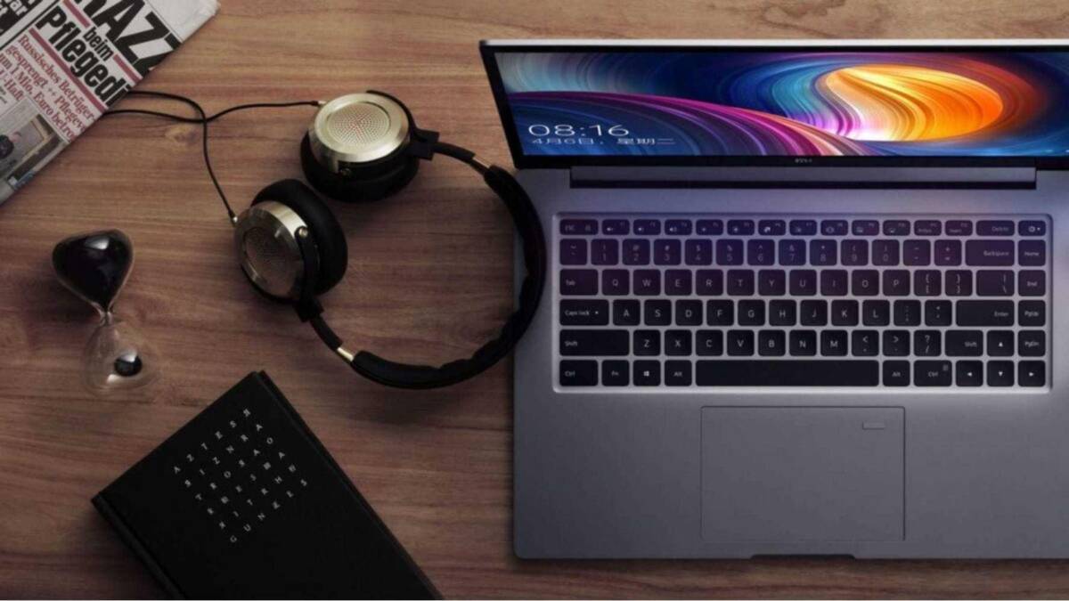 Ноутбук Xiaomi Mi Notebook Pro 15.6 дюймов на столе с настольными аксессуарами