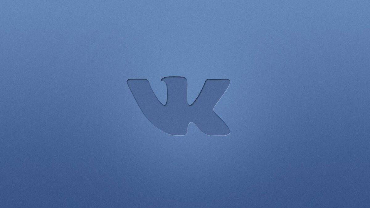 Камера смартфона с ребристым синим корпусом и логотипом VK