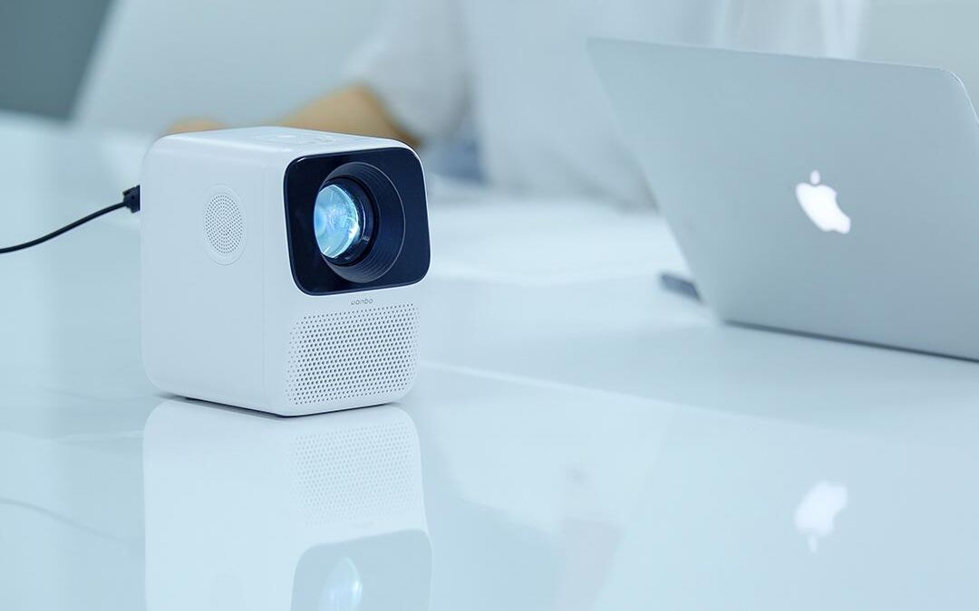 Проектор Xiaomi с длинным объективом и вентиляционными отверстиями на корпусе