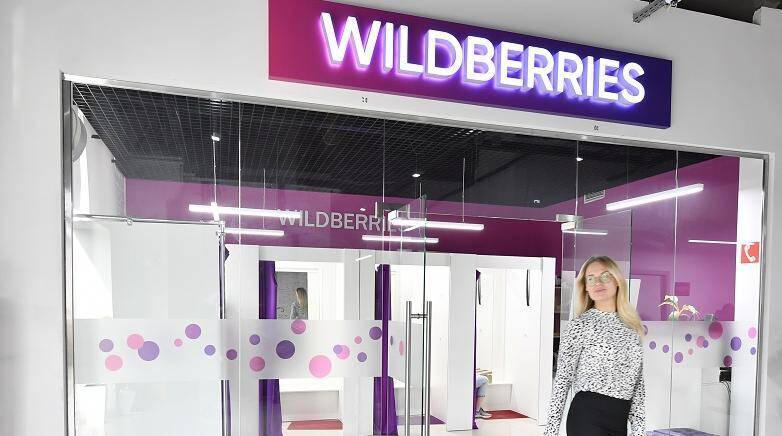 Вход в офис Wildberries с витриной из стекла