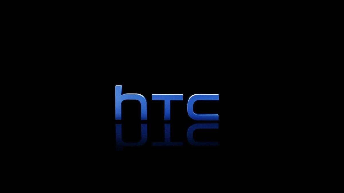 Логотип HTC с синим цветом на черном фоне