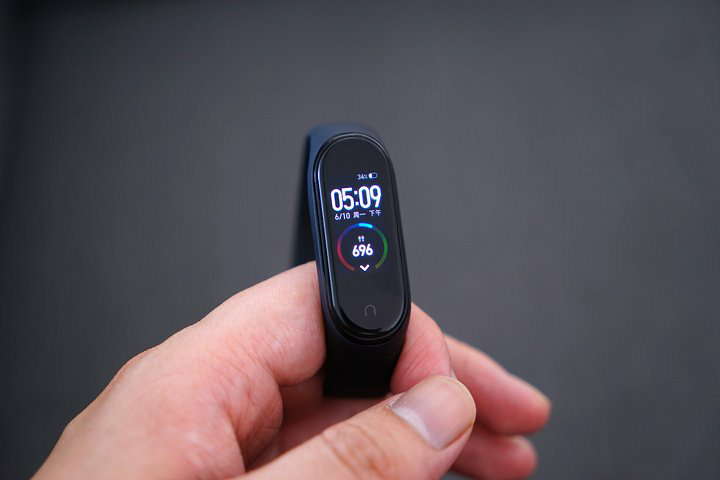 Xiaomi снижает цену на Mi Band 4 3 xiaomi mi band 4 13