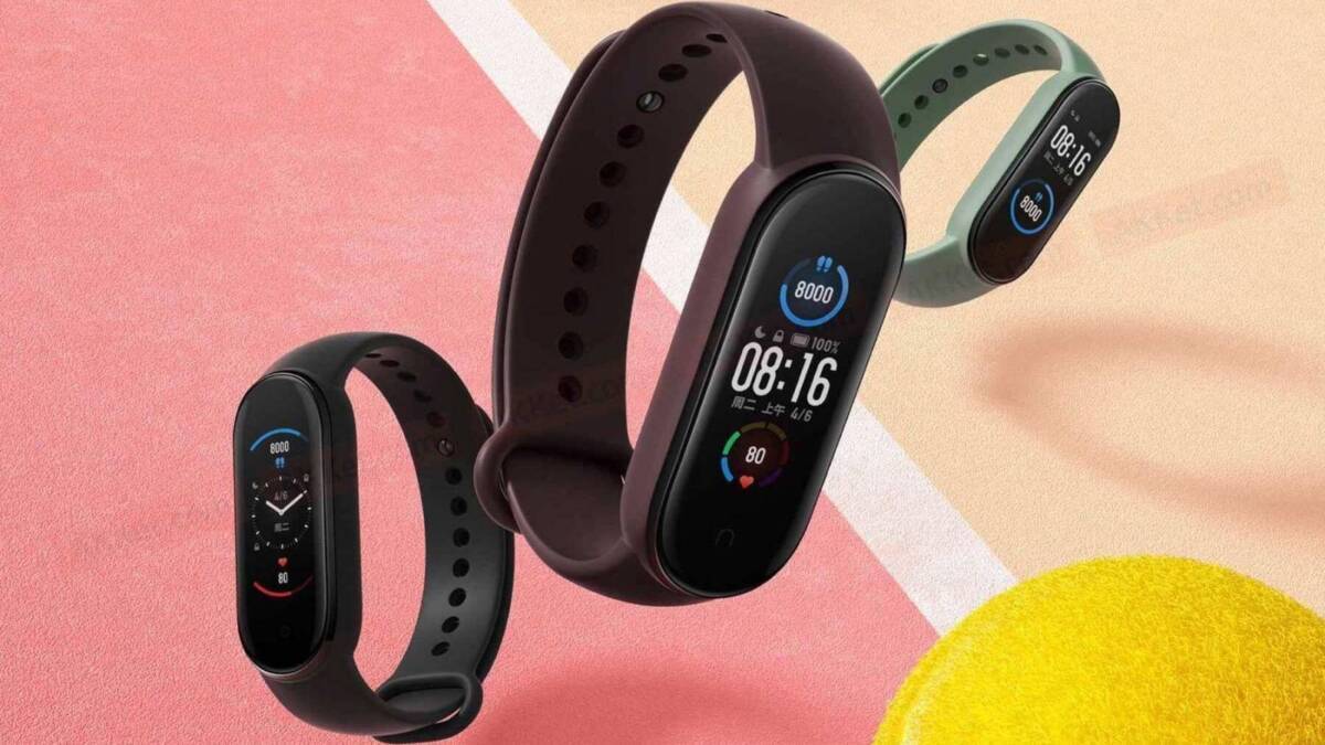 Умный браслет Xiaomi Mi Band 6 на фоне цветных поверхностей