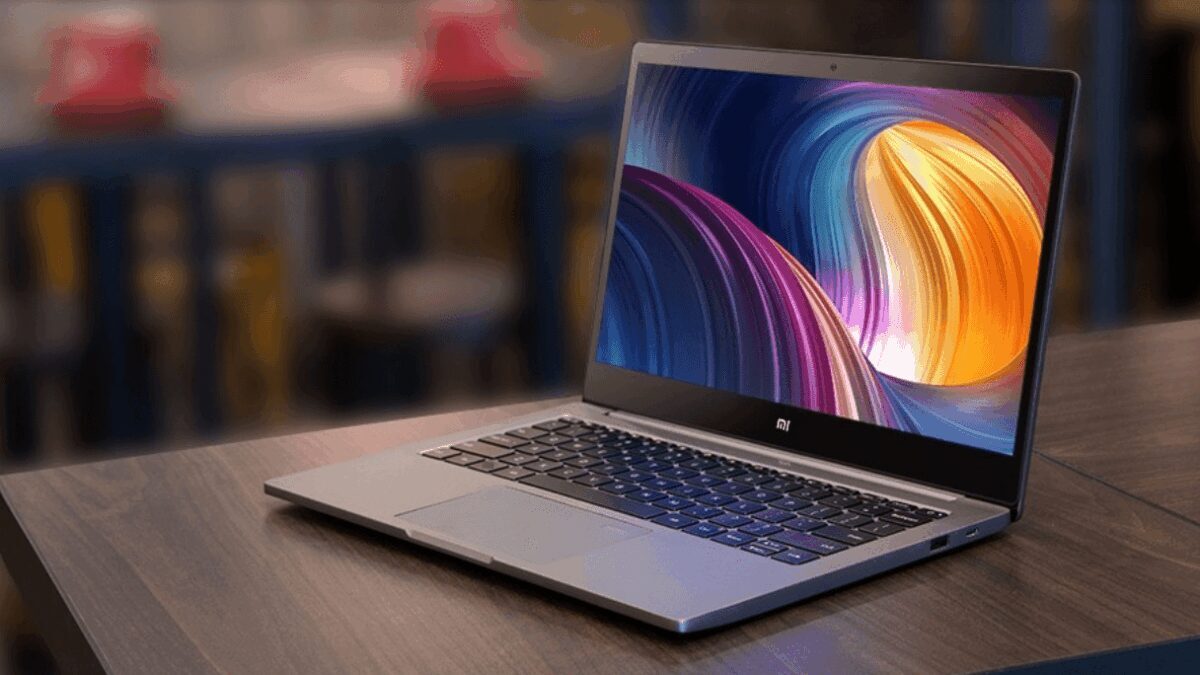 Ноутбук Xiaomi Mi Notebook открыт на деревянном столе