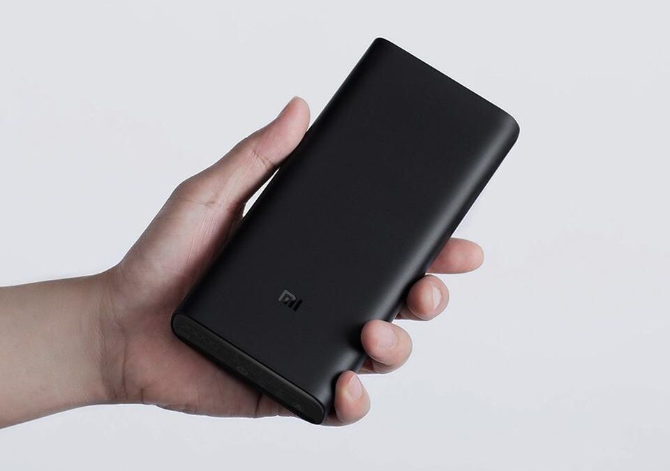 Черный портативный аккумулятор Xiaomi Power Bank 30000 мАч в руке