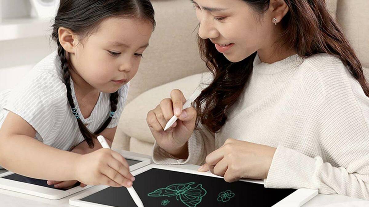 Xiaomi выпустила 16-дюймовый планшет для детей 4 Девочка и женщина рисуют на планшете Realme C11