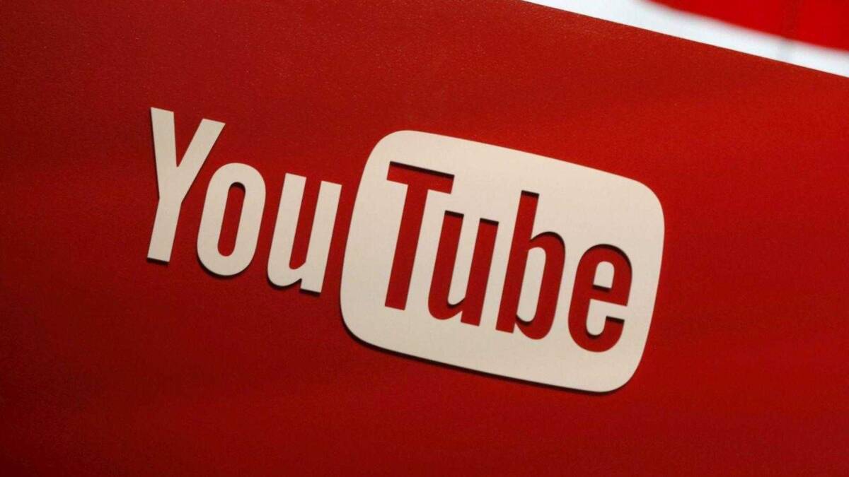 Логотип YouTube на красном фоне для статьи о баге