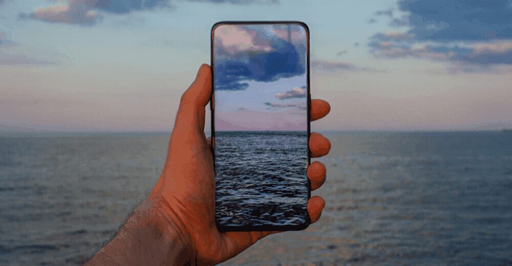 Samsung Galaxy S21 Ultra получит 7,1-дюймовый экран 3 Крупный план PlayStation 5 в темной обстановке с ярким красным освещением