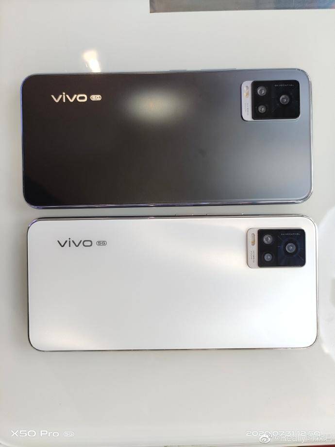Две задние камеры Vivo S7 на черном и белом корпусах