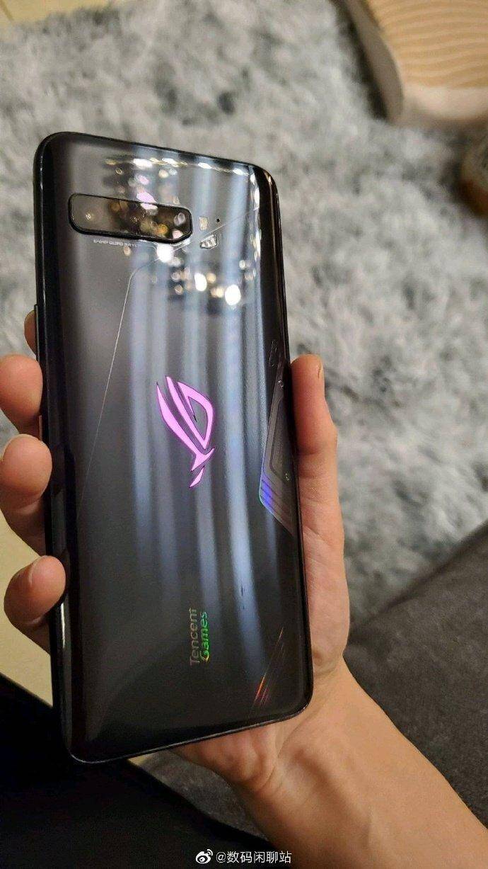 Задняя панель ASUS ROG Phone 3 с логотипом подсветкой
