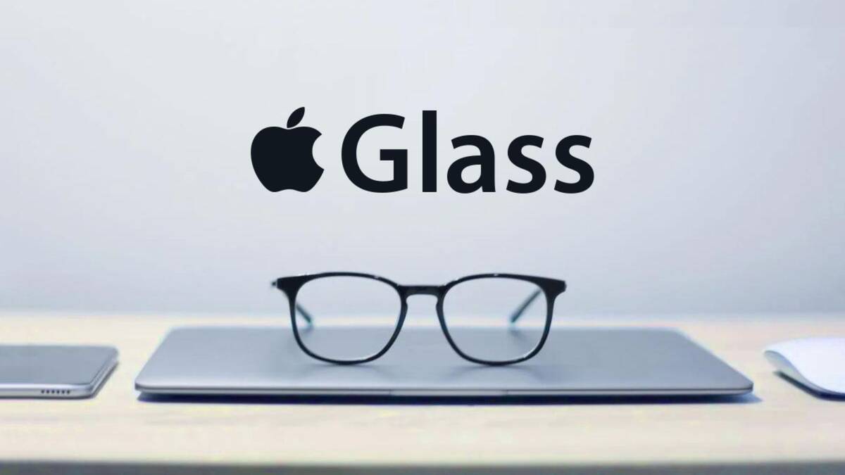 Очки Apple Glass и ноутбук на светлом столе