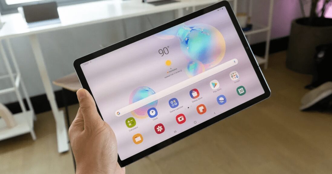 Планшет Samsung Galaxy Tab S7 Plus в руке крупный план