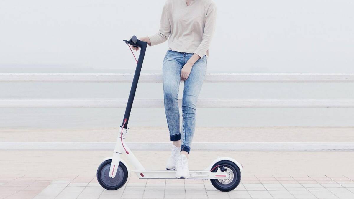 Электрический самокат Xiaomi Mi Electric Scooter 1S на улице