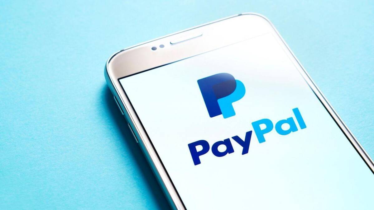 PayPal прекращает внутренние переводы по России 3 Смартфон с открытым приложением PayPal на экране
