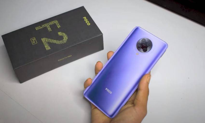 Смартфон POCO F2 Pro в руке сверху задняя сторона