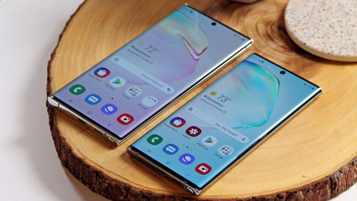Два смартфона Samsung Galaxy Note 20 на древесной поверхности