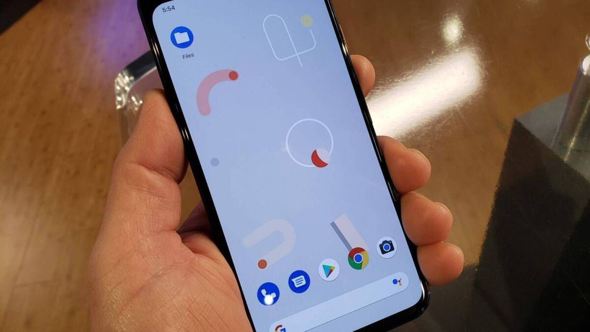 Смартфон Google Pixel 4a на руке с домашним интерьером