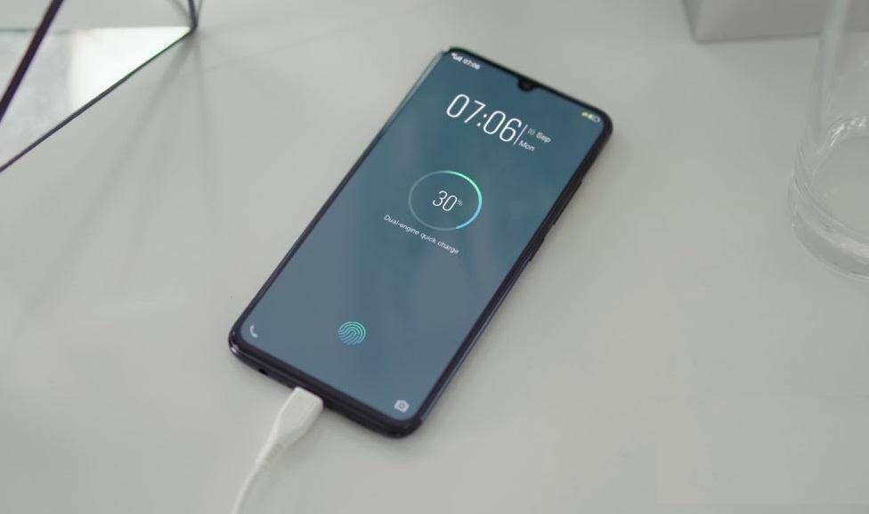 Смартфон с зарядным устройством и индикатором зарядки