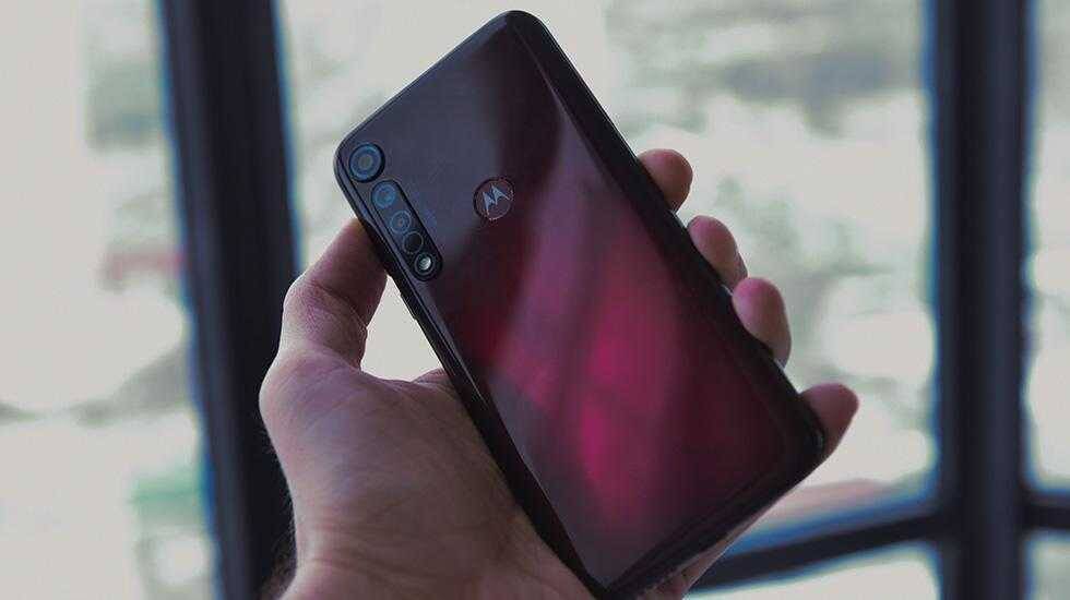 Задняя панель смартфона Motorola Moto G9 Plus с тремя камерами
