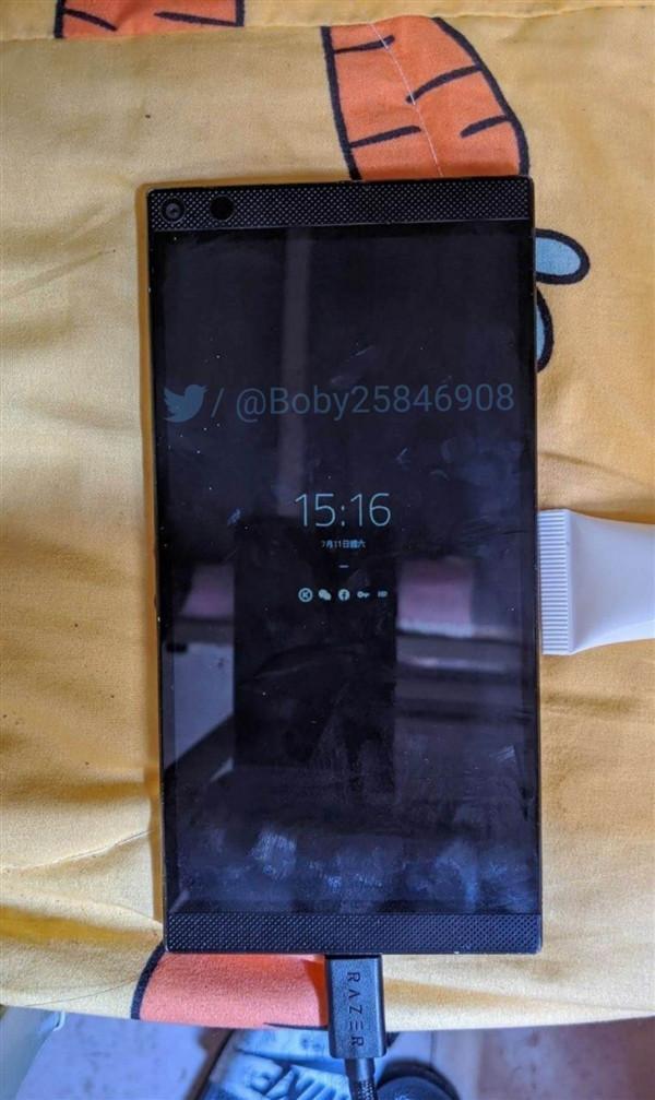 В сеть утекли фотографии Razer Phone 3 4 5f0c067ed88ed6124.jpg e680