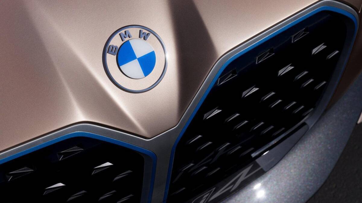 Передняя часть новой электромобиля BMW 7 Series с фирменной решеткой