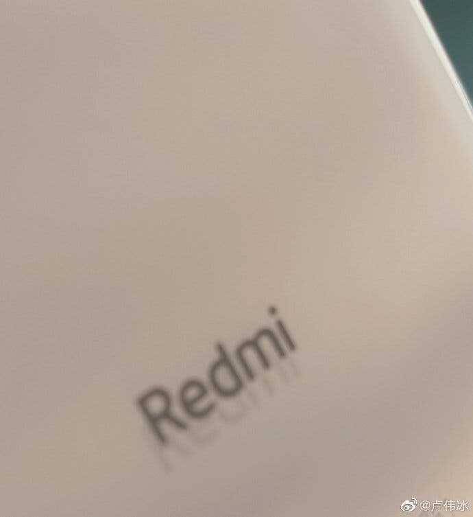 Генеральный директор Redmi опубликовал фото неизвестного смартфона 4 Близкий снимок логотипа Redmi на белом фоне