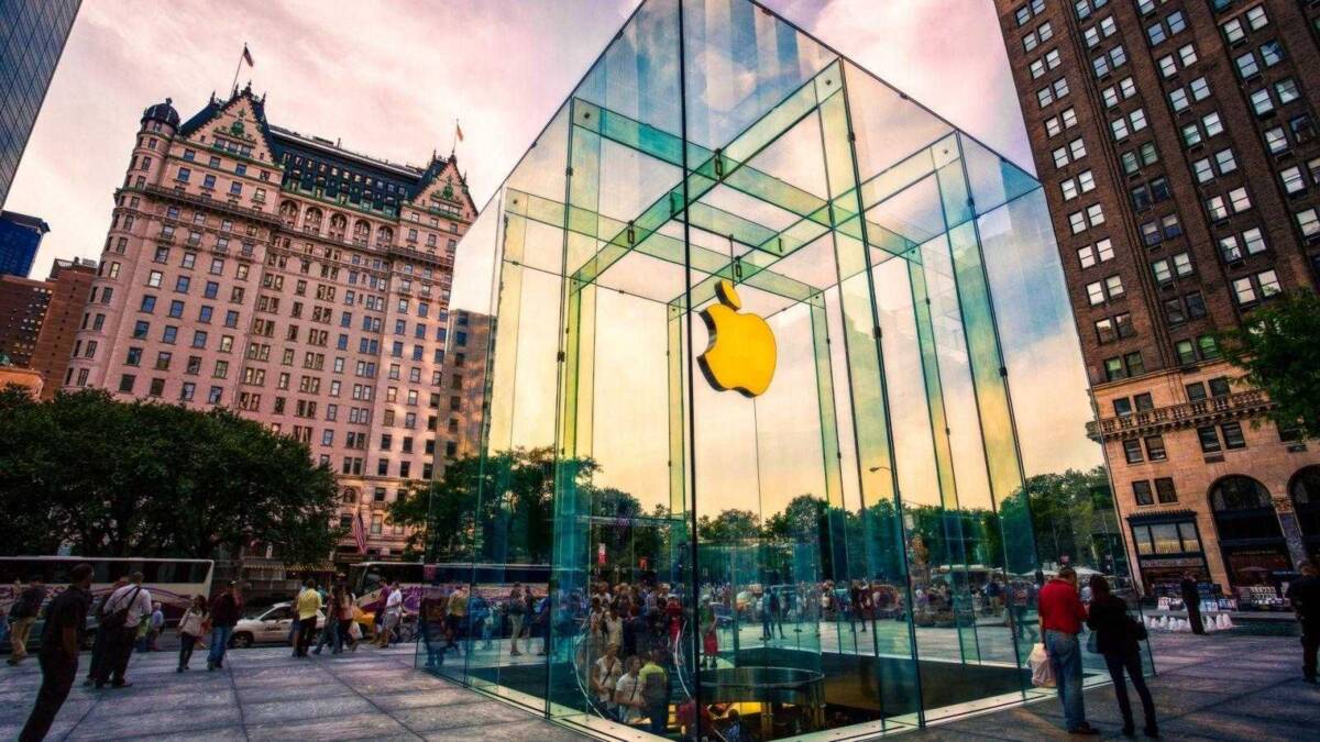 Витрина с логотипом Apple перед зданием в городе