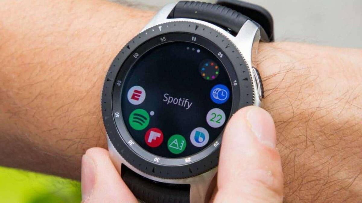 Умные часы Samsung Galaxy Watch 3 с интерфейсом приложений