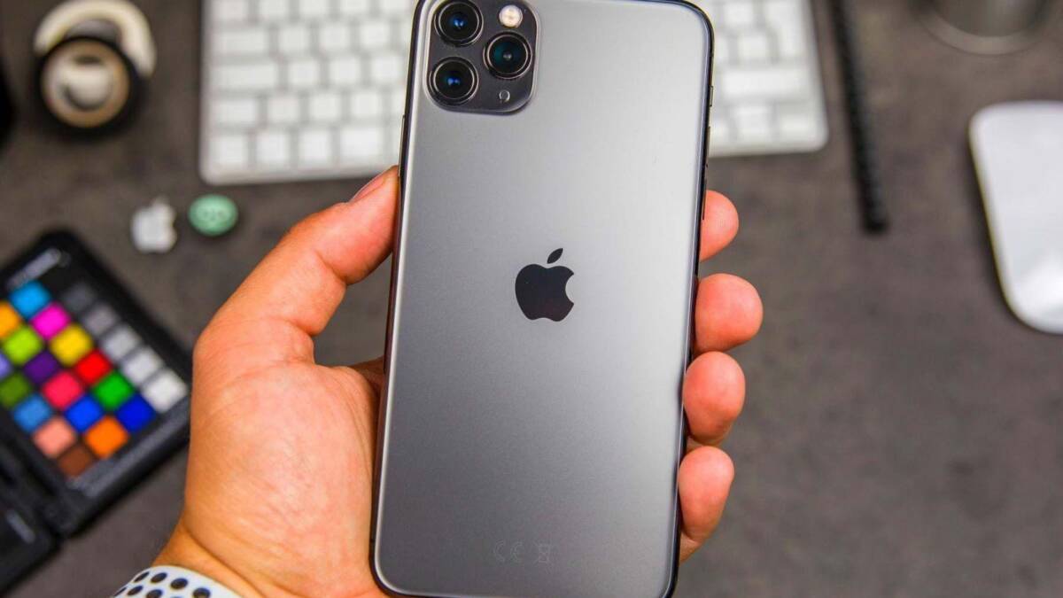 Серия iPhone 12 получит аккумуляторы меньшей ёмкости, чем у iPhone 11 4 Задняя панель iPhone с тремя камерaми и логотипом Apple