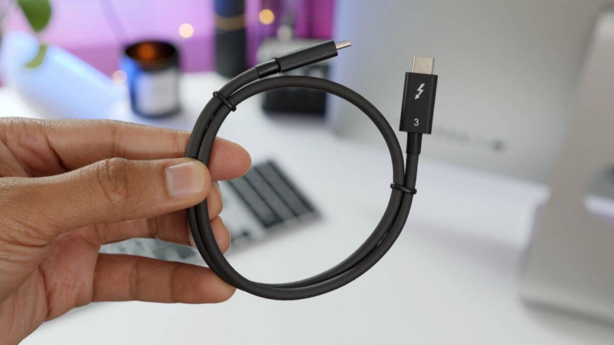 Кабель Thunderbolt 3 Pro черного цвета в руке