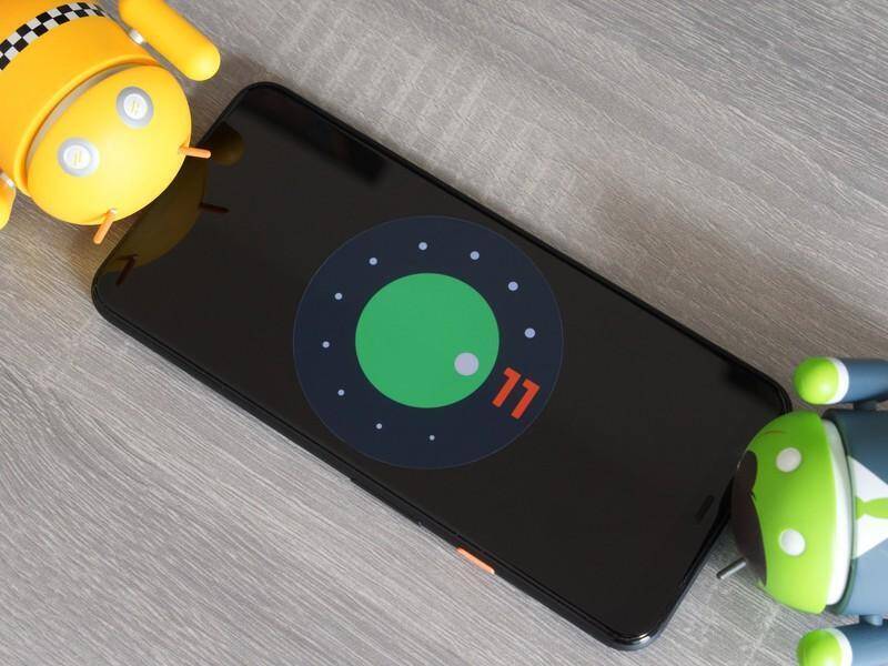 Смартфон с дисплеем, показывающим интерфейс Spotify и версией 11