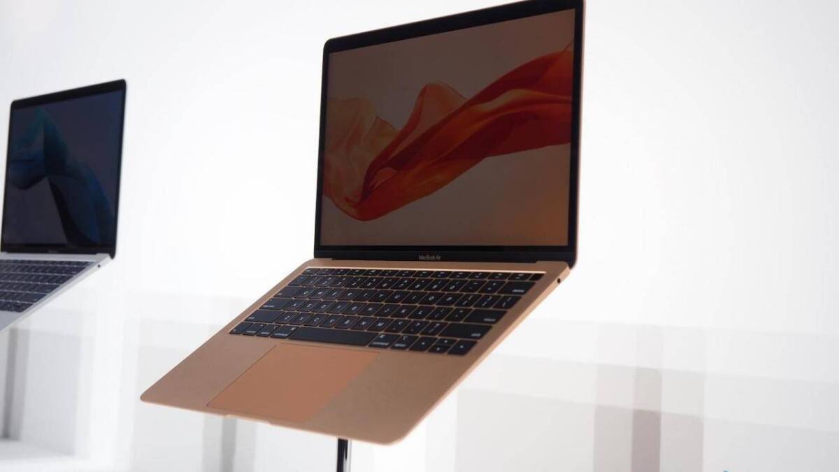 Отчёт: 13-дюймовый MacBook Pro / Air и 10,8-дюймовый iPad выйдут к концу 2020 года 4 Ноутбук MacBook Air с золотистым чехлом и черной клавиатурой