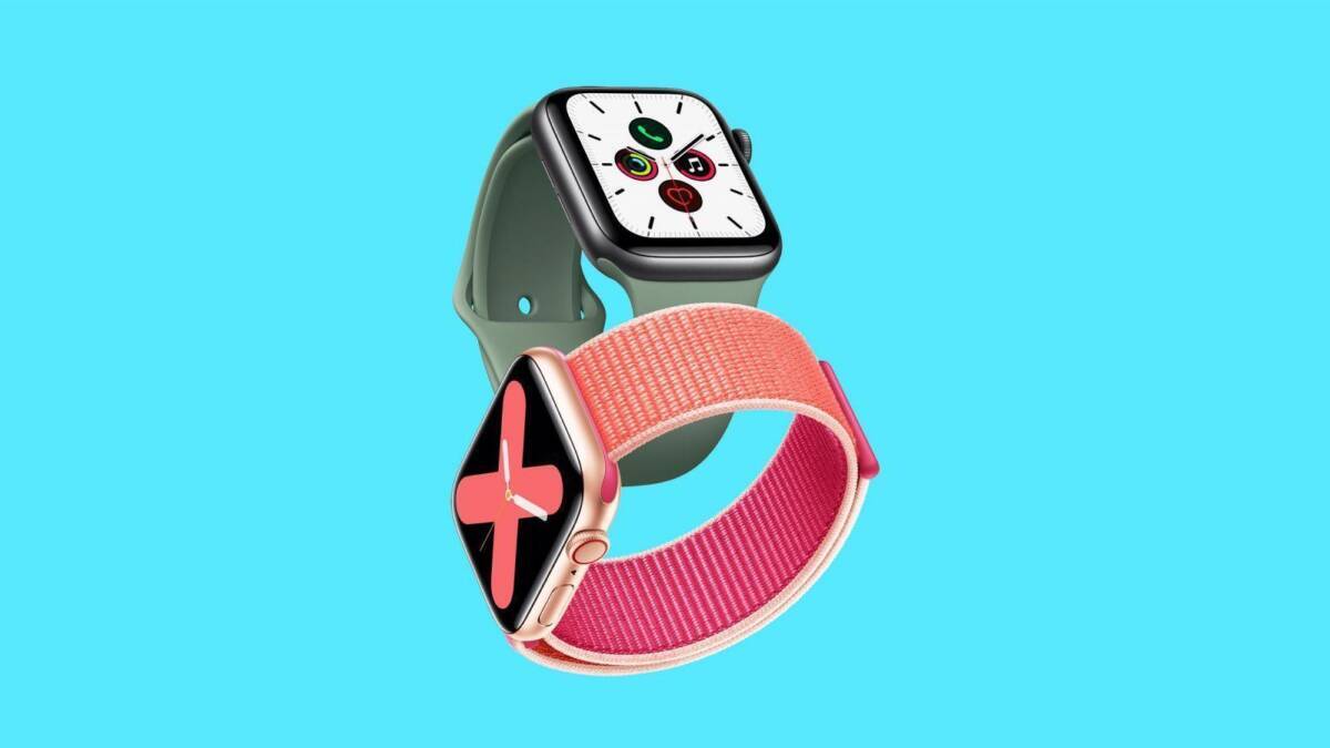 Два умных часов Apple Watch Series 6 на голубом фоне интерфейс циферблата и браслеты