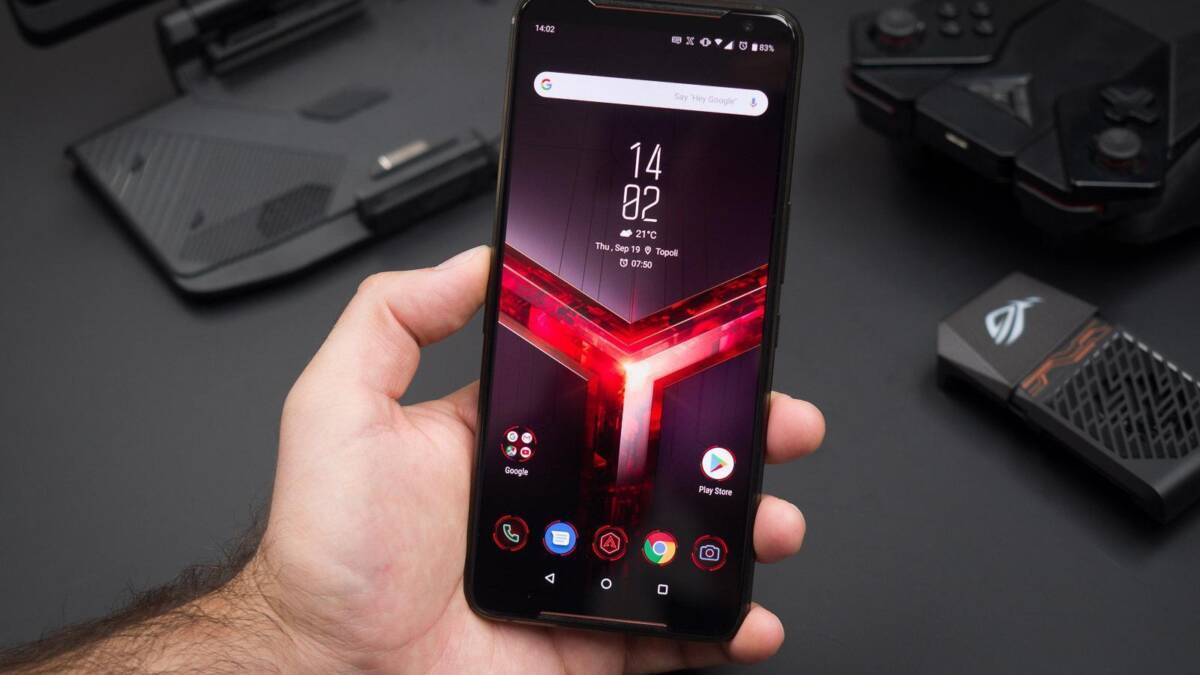 Рука держит игровой смартфон Asus ROG Phone 3 дисплей с интерфейсом и приложениями