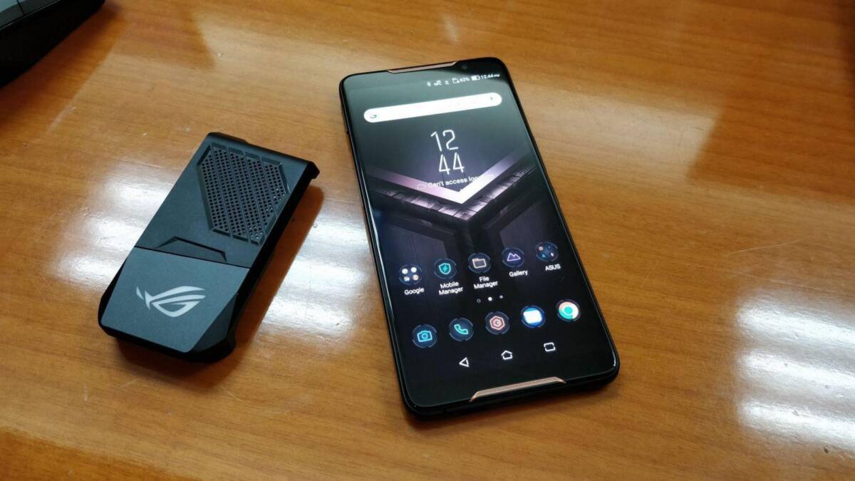 Игровой смартфон Asus ROG Phone 3 с двумя портами для зарядки