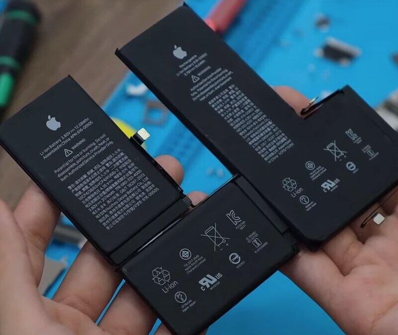 Аккумуляторы iPhone с черной этикеткой и логотипом Apple