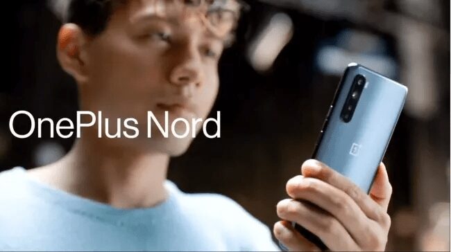 OnePlus анонсировала долгожданный смартфон OnePlus Nord 4 Молодой человек держит смартфон OnePlus Nord в руке