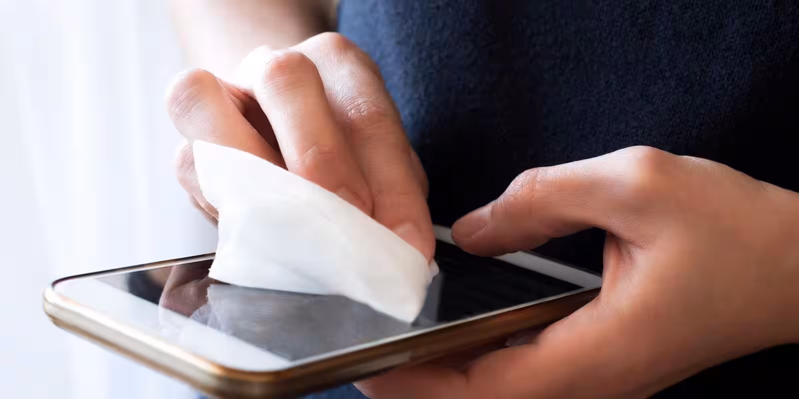 Samsung запатентовала антимикробное покрытие для чехлов на смартфоны 2 cleaning smartphone screen