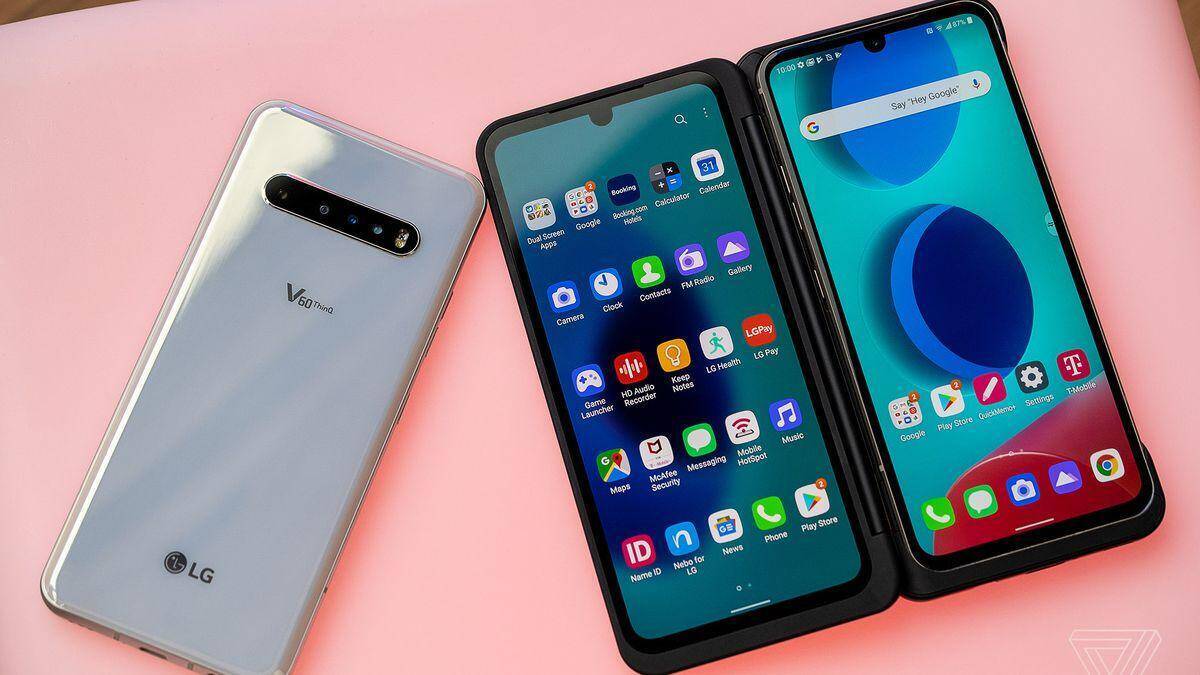 Смартфон LG V60 ThinQ 5G в развернутом состоянии на розовом фоне