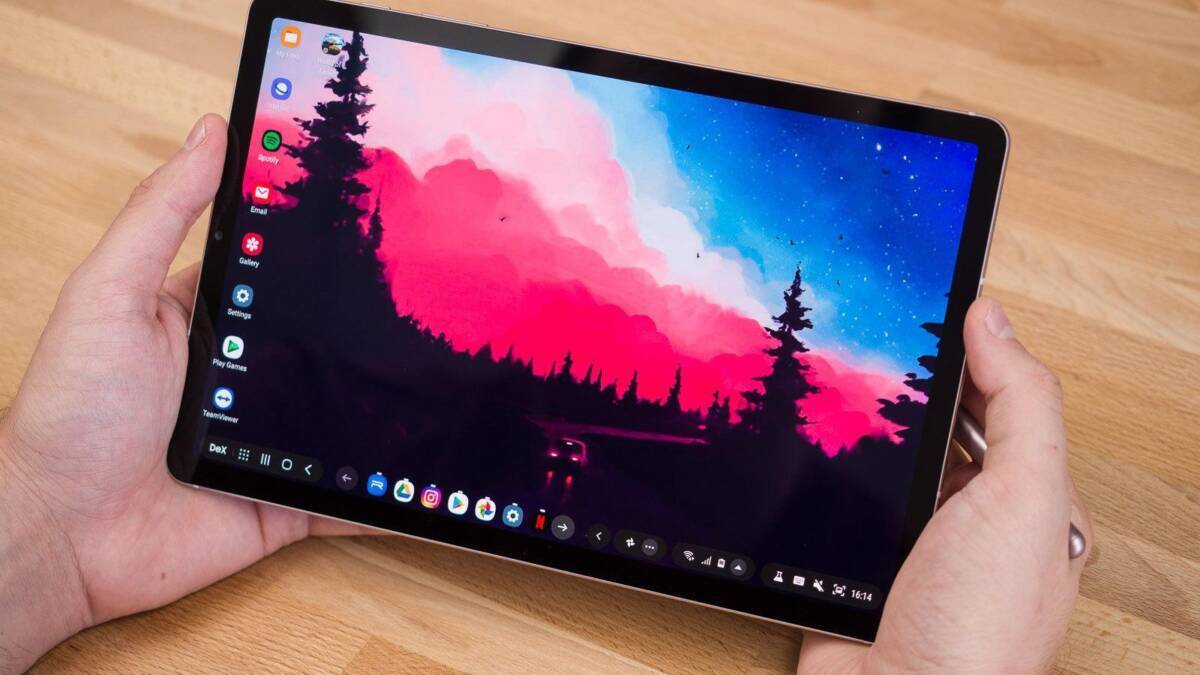 Планшет Samsung Galaxy Tab S7 в руке пользователя
