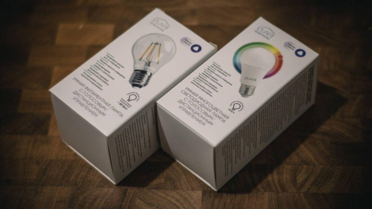 Коробка с характеристиками смартфона Moto G 5G Plus изображена сверху