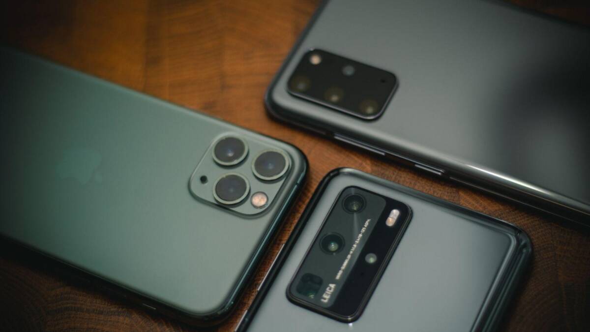 Флагманский камерофон. Обзор Huawei P40 Pro 30 Три смартфона Huawei P40 Pro с тройными камерами на деревянном столе