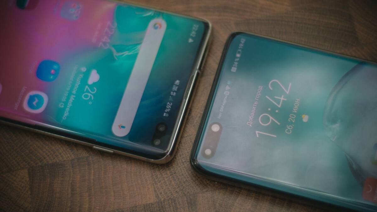 Флагманский камерофон. Обзор Huawei P40 Pro 29 Два смартфона Huawei P40 Pro на поверхности со интерфейсами