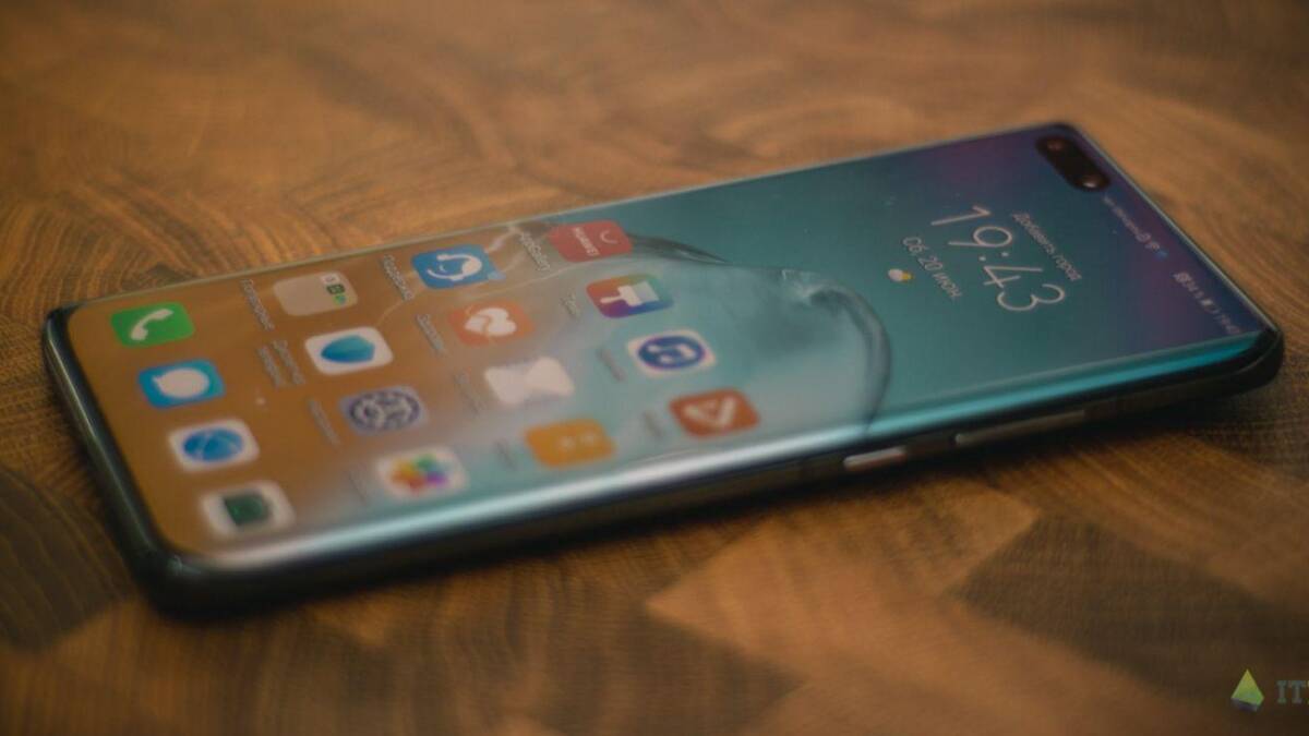 Флагманский камерофон. Обзор Huawei P40 Pro 43 Экран Huawei P40 Pro с открытым меню приложений на деревянном фоне
