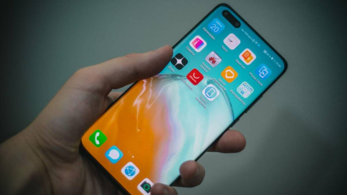 Флагманский камерофон. Обзор Huawei P40 Pro 26 Рука держит смартфон Huawei P40 Pro с ярким дисплеем