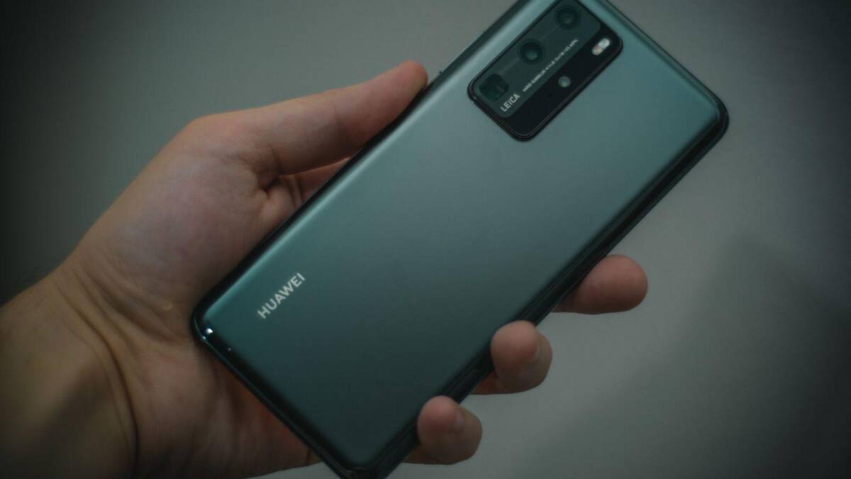 Флагманский камерофон. Обзор Huawei P40 Pro 23 Задняя панель Huawei с камерой и логотипом устройства
