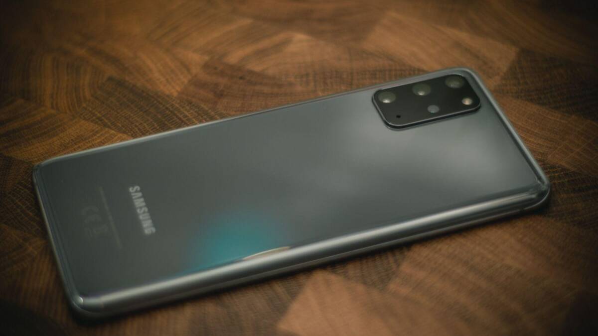 Смартфон Samsung с тройной камерой и отражением корпуса