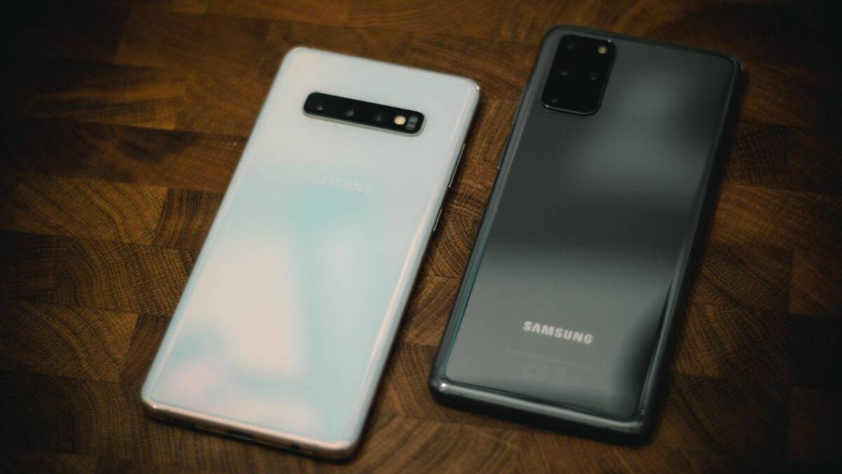 Два смартфона Samsung Galaxy S10 на деревянной поверхности