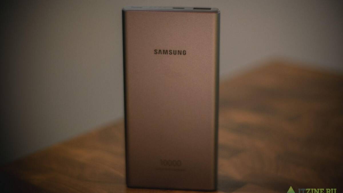 Задняя панель смартфона Samsung с золотистым оттенком